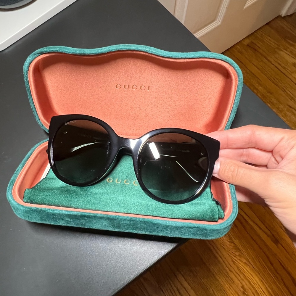 Gucci Sunglasses - flawed, pre-loved condition. - Picture 2 of 8